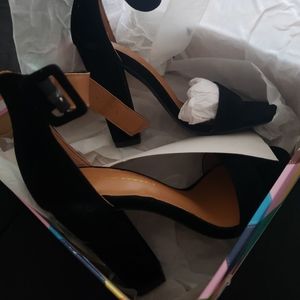 Size 6, black heels